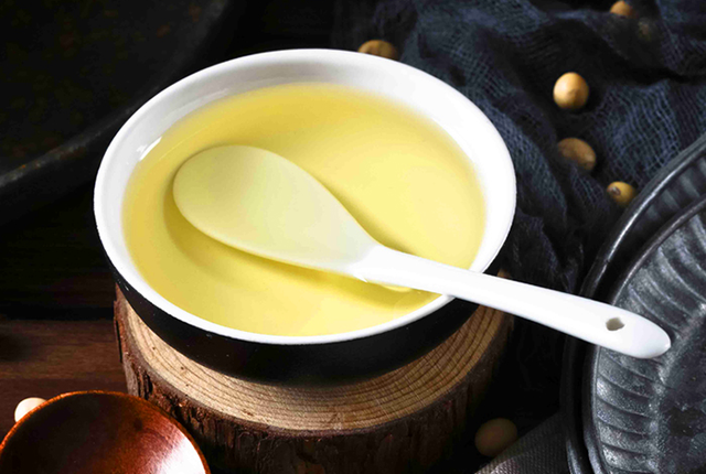 色拉油是什么油，色拉油是什么油可以用什么代替（它和食用油，调和油有什么区别）