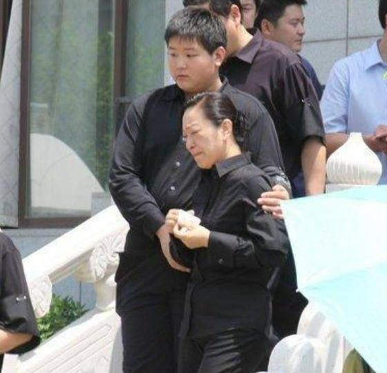 罗京追悼会全部过程，在罗京葬礼上哭到昏厥的妻子