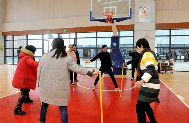 公司团建活动游戏，公司团建常做的小游戏（20个趣味团建活动游戏）