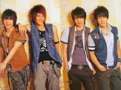 二次元女生正能量不良头像，二次元不良病娇图——【鬼鬼】♡微信（劈腿3男、亲密照和私密对话曝光）