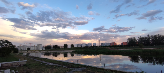 傍晚的彩霞。/，傍晚的彩霞叫什么（油画一般的晚霞又上线啦图片）