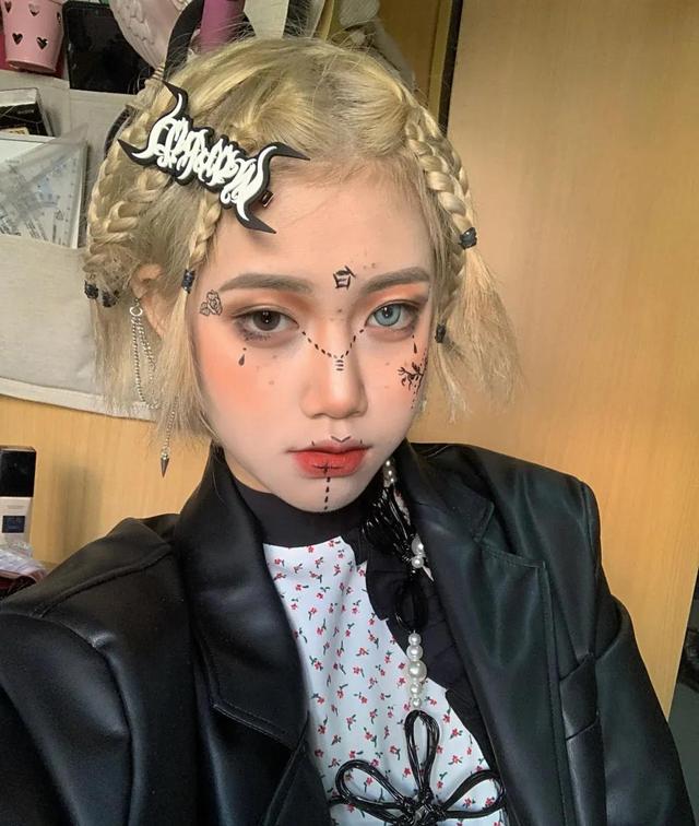 女生霸气抽烟，微信头像，女生霸气抽烟（酷女孩头像）