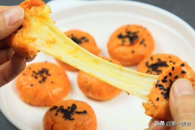 红薯饼的家常做法，做红薯饼的方法简单又好吃（红薯饼怎样做才能软糯可口香甜拉丝）