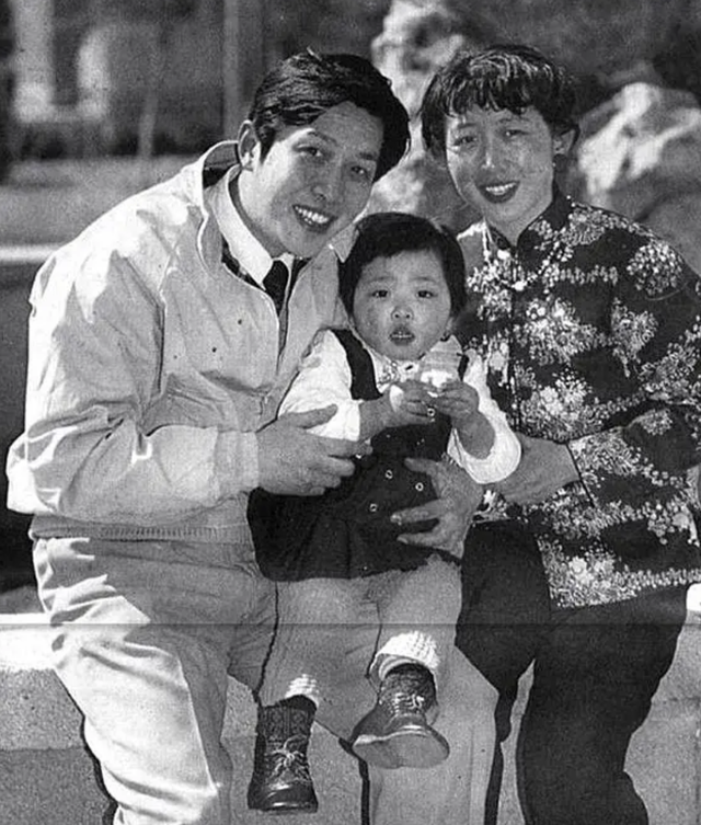 唐国强两段情：前妻除夕夜自杀，二婚娶小12岁妻子，成人生赢家