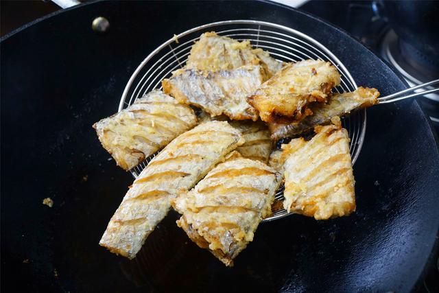 炸带鱼裹干面还是面糊，挂糊要记住用黄金配方“321”