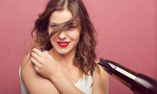 头发蓬松怎么弄柔顺弄直，怎么才能让你头发变直顺（头发细软贴头皮别乱烫头）