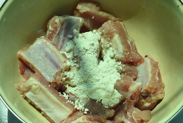 湖藕怎么做炖得烂 藕炖排骨什么时候放藕，湖藕怎么做炖得烂（炖好的汤汁不发黑）