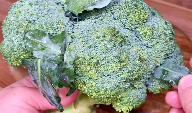 西兰花如何清洗，怎么清洗西兰花（西蓝花千万别用清水洗）