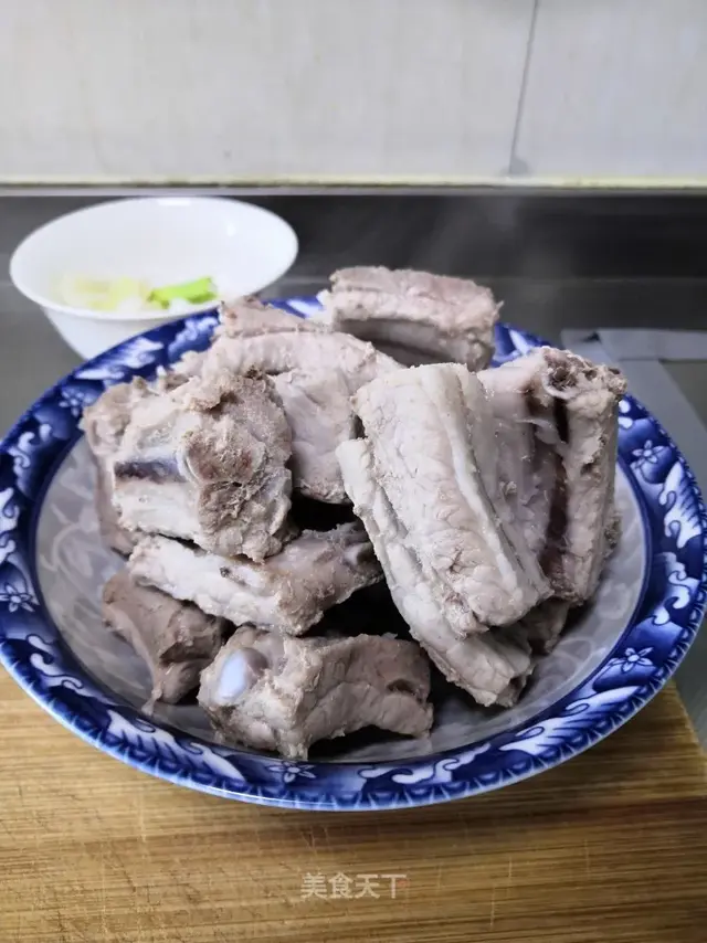 酸菜排骨炖粉条，酸菜排骨炖粉条的做法（口感酸爽很是下饭）