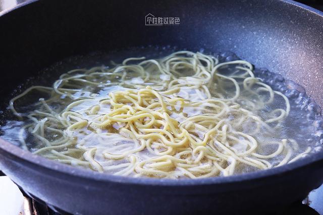 1,熱乾麵熱量:219大卡/100g.