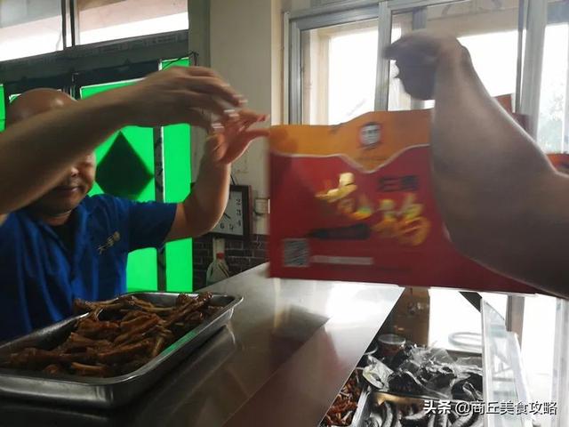 商丘特产可以送人的，商丘特产可以送人的食品（商丘特色美食刘胖三炕鹅,老板一天只卖200只）