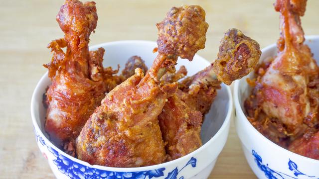 怎么炸鸡腿好吃又简单，怎么炸鸡腿肉又酥又脆（教你在家简单炸鸡腿）