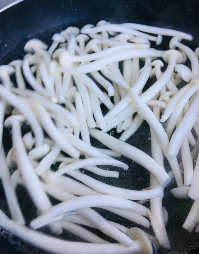 白玉菇不焯水有毒吗，白玉菇做汤用焯水吗（白玉菇这样做太美味了）