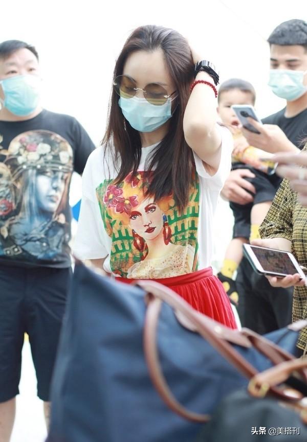 38岁杨蓉终于高调一回，穿红T配红纱裙娇艳妩媚