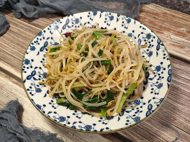 豆芽炒多久能熟，豆芽菜炒多久能熟（豆芽脆爽入味不出水）