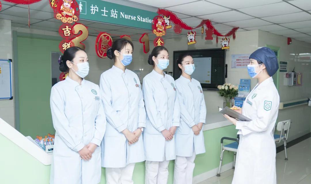 护士礼仪站姿有几种，护士礼仪站姿有几种图片（大兴护理的快和实之礼仪篇）