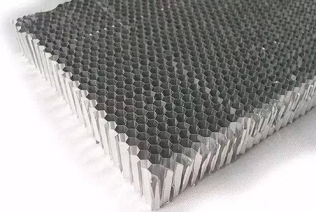 填充物有铝箔的,有发泡胶的,有岩棉的还有蜂窝纸的等等.