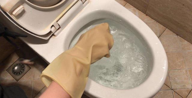 马桶堵了怎么办疏通马桶十大绝招，马桶堵了（别再花钱请人疏通）