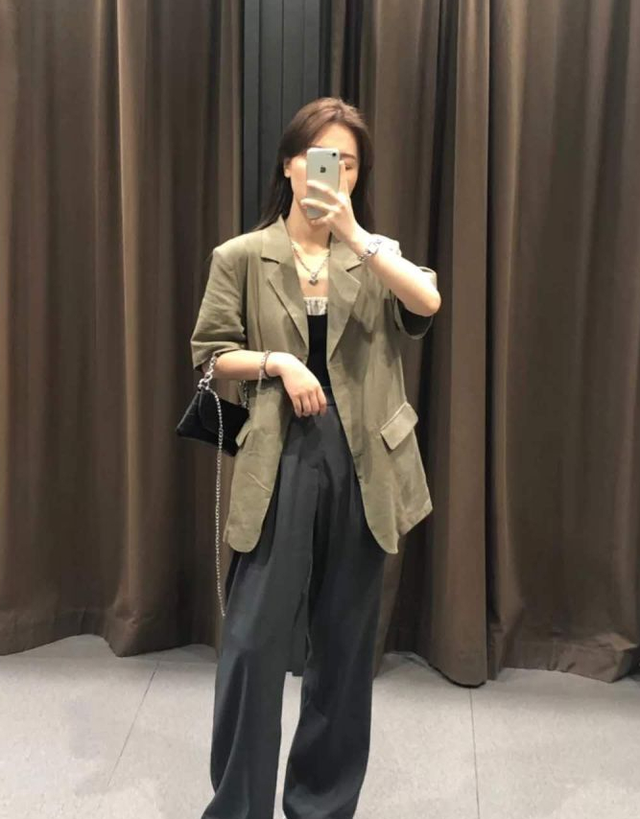 灰色裤子配什么上衣，灰裤子配什么颜色上衣（这样搭配起来太养眼）