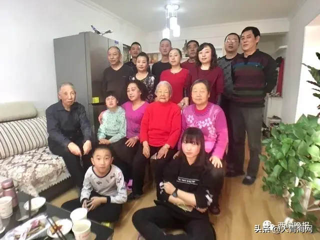 71岁儿子给97岁妈妈包饺子，西宁：98岁的妈和71岁的儿