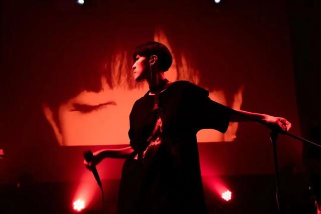 情歌歌词陈珊妮，陈珊妮情歌歌词（称她为“独立鼻祖”，不为过吧）