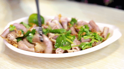 三亚小吃一条街在哪，三亚市区步行街小吃一条街（一条通往海边的美食老街）