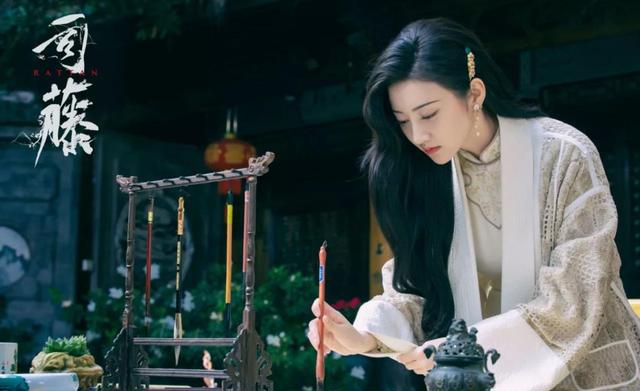 景甜的家庭背景曝光，父母已经离婚，生活里的司藤，依然相信爱情