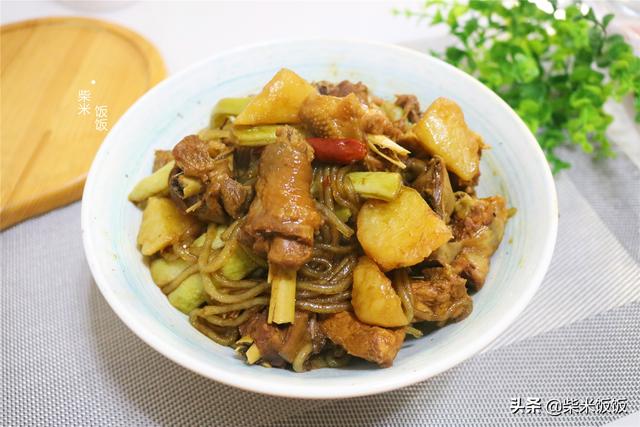 粉条炖土豆干的做法，粉条炖土豆的做法大全（一顿饭一个菜就够了）