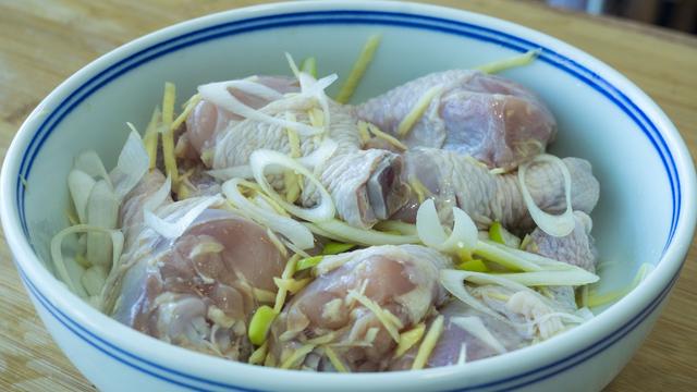 怎么炸鸡腿好吃又简单，怎么炸鸡腿肉又酥又脆（教你在家简单炸鸡腿）