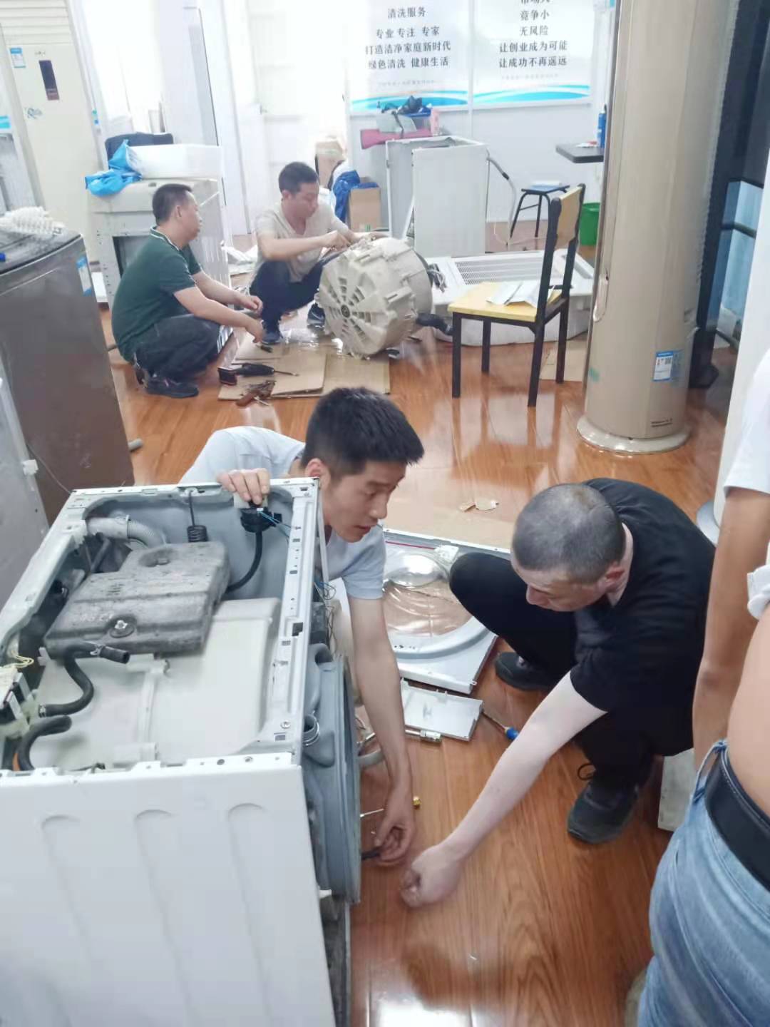 缝纫工和家电维修 打工的九零后两夫妻进入家电清洗行业后，一起走上了创业之路