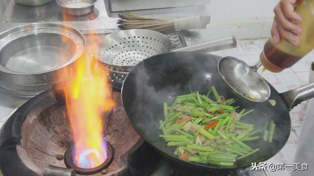 芹菜炒肉怎么炒，芹菜炒肉这样做才好吃（芹菜炒肉的家常做法）