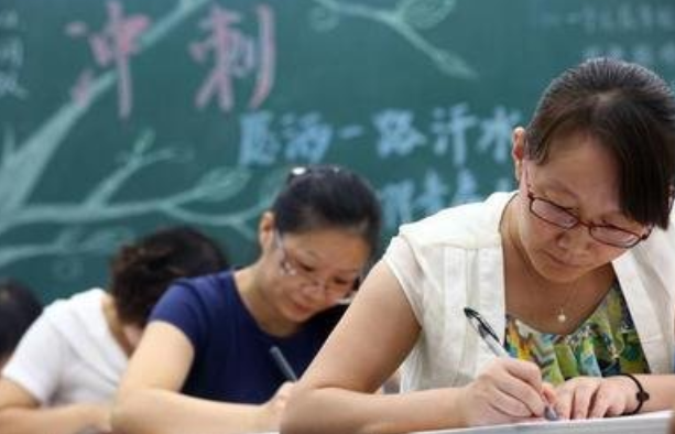 学校教师辞职信（一线优秀教师突然离职）