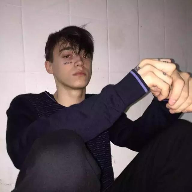 纹身男头像微信，纹身男头像（Trautvein脸上有Wake）