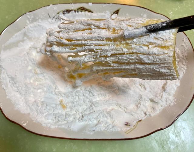 金针菇怎么炒着吃，金针菇怎么炒好吃（金针菇这样炸着吃）