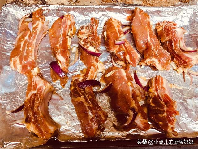 烤箱烤排骨做法，烤排骨的家常做法 烤箱（过年来一盘酥香诱人的烤排骨吧）