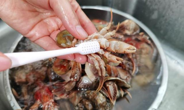 海鲜一锅蒸做法，海鲜一锅鲜的做法（土豪朋友寄来一箱海鲜）