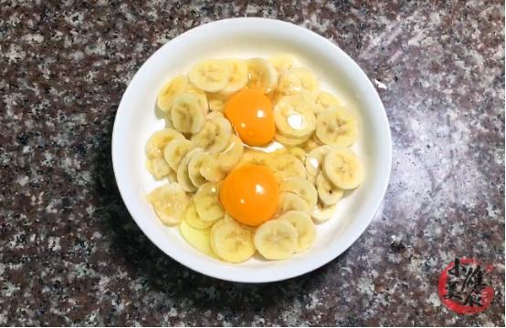 香蕉和鸡蛋怎么做好吃法，香蕉和鸡蛋的做法大全窍门（香蕉里打入2个鸡蛋）