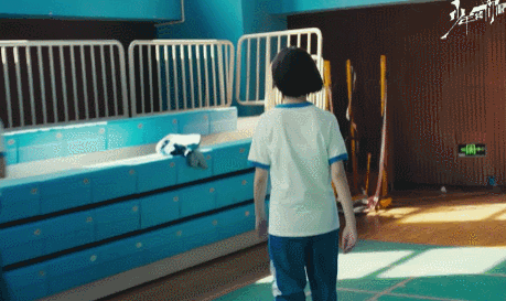 女学生打架下跪塞黄瓜，不用化妆品让皮肤变白的方法学生（关于校园暴力的严重程度）