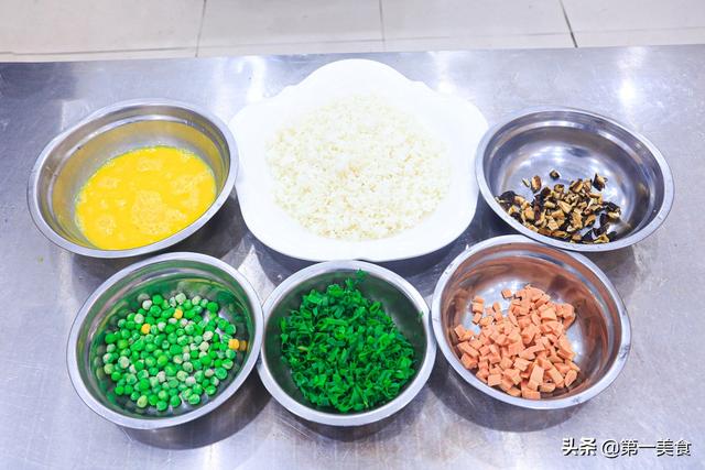 鸡蛋炒米饭的正确做法，米饭粒粒分明太香了