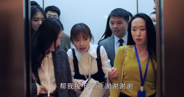 《正青春》首播，吴谨言悬浮让人出戏，殷桃像得罪了造型师