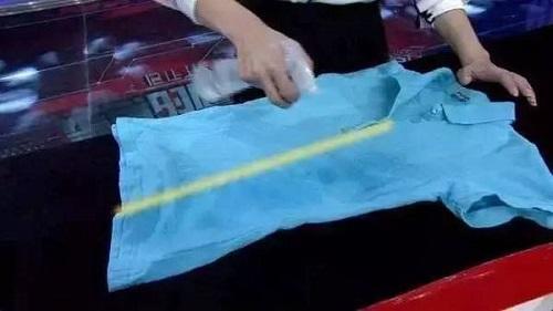 衣服上的西瓜汁怎么洗掉，衣服的西瓜汁如何洗得掉（西瓜汁弄到衣服上）