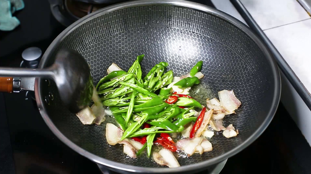 炒扁豆的家常做法，家常版扁豆炒肉的做法（为啥饭店的炒扁豆那么好吃）