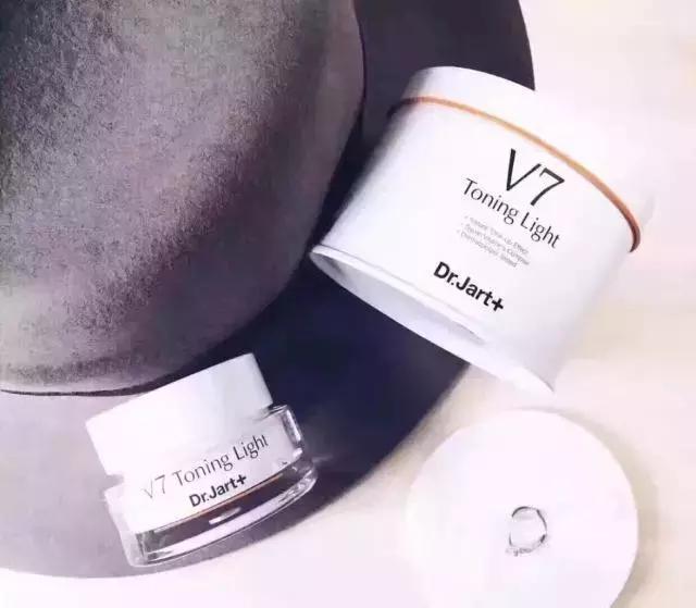 BB霜和气垫BB有什么区别，气垫bb和bb霜的区别（BB霜、气垫、粉底液、素颜霜...这些底妆区别在哪）