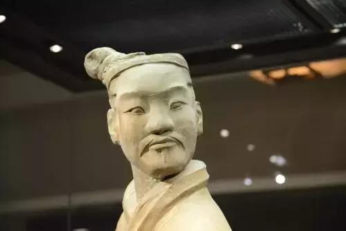 兵马俑是什么做的，陕西兵马俑是什么做的（千人千面的兵马俑）