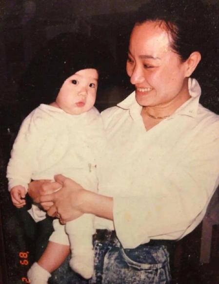 比莉的儿子，周汤豪的爸爸是谁（她的故事远比想象的更加难以置信）