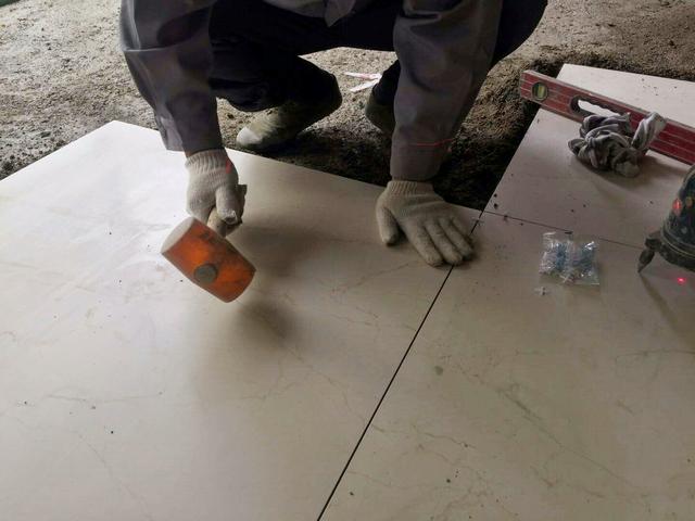 室内地板砖装修图片，室内地板砖效果图（客厅铺地砖+房间铺地板是最佳搭配）