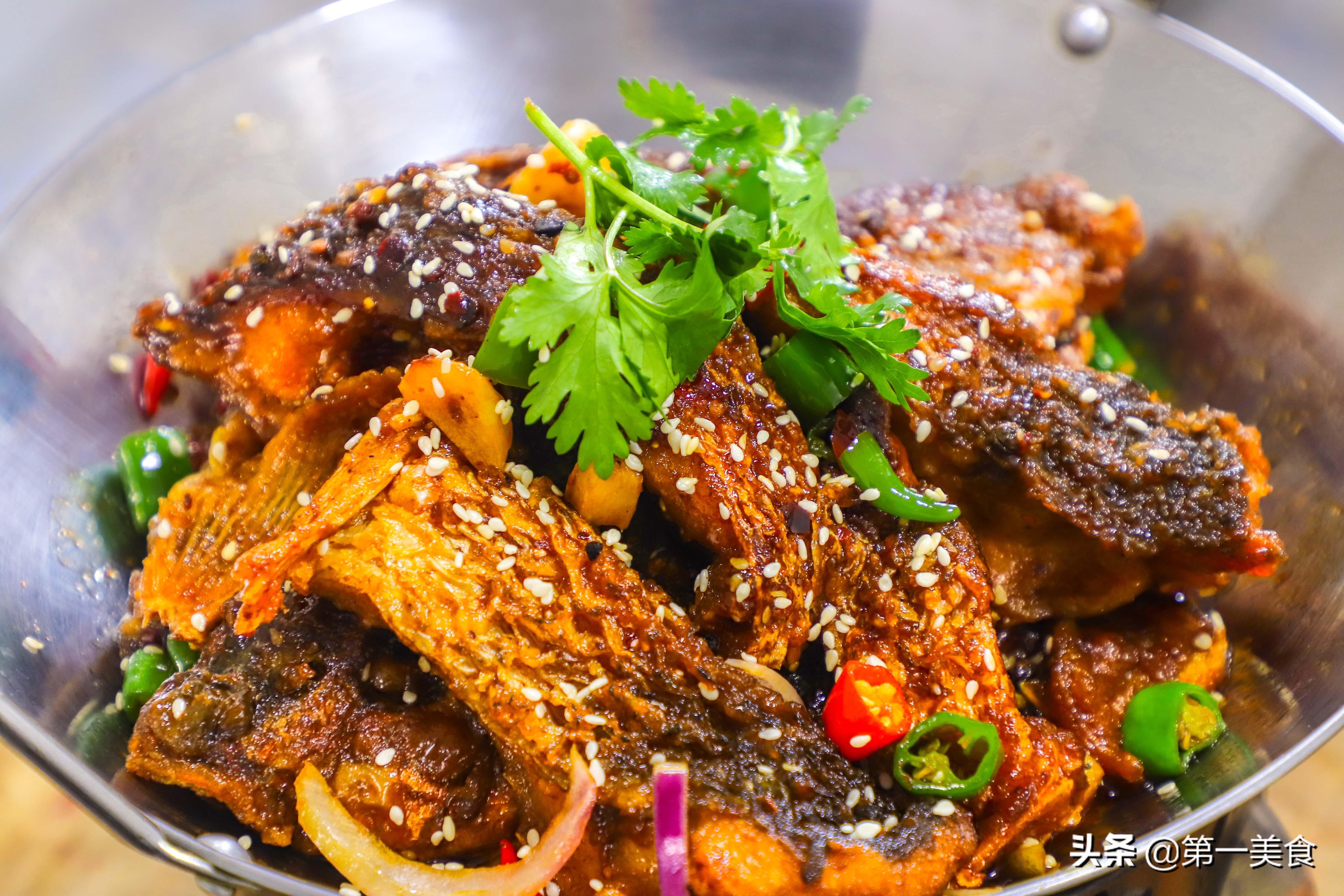 厨师长做正宗的干锅鲤鱼,适合家庭聚餐,做法简单,越吃越香