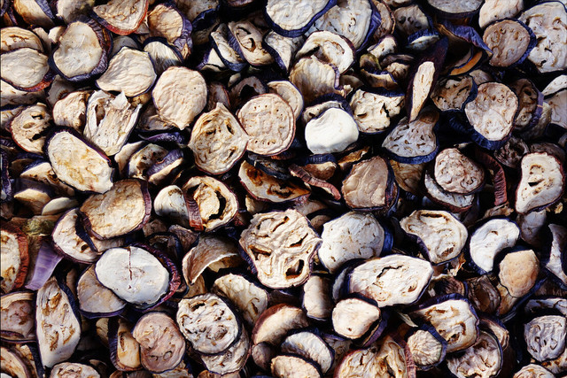 茄子干怎么做好吃，茄子干怎么做好吃法（三伏天多晒茄子干）