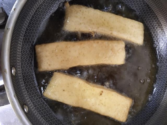 白糖100克 油适量 开水90克 c炸油适量焦作小吃----油炸麻糖的做法