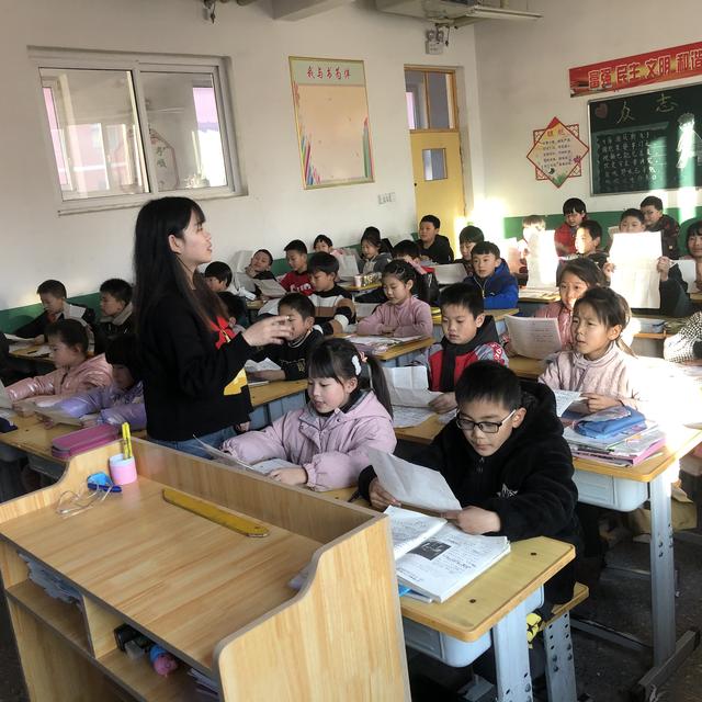 游山恋歌词表达什么意思，《游山恋》这首歌表达的什么思想感情（他的伯乐是一名22岁刚就业的特岗教师）